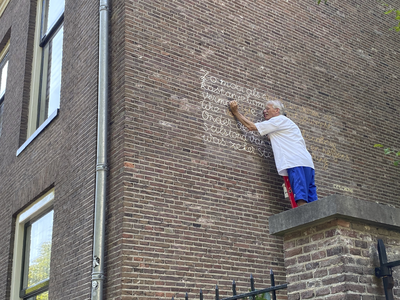 904891 Afbeelding van muurschilder Jos Peeters tijdens het restaureren van het tekstfragment van de Utrechtse schrijver ...